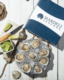 Ostras vivas, limón y caja Mardeli